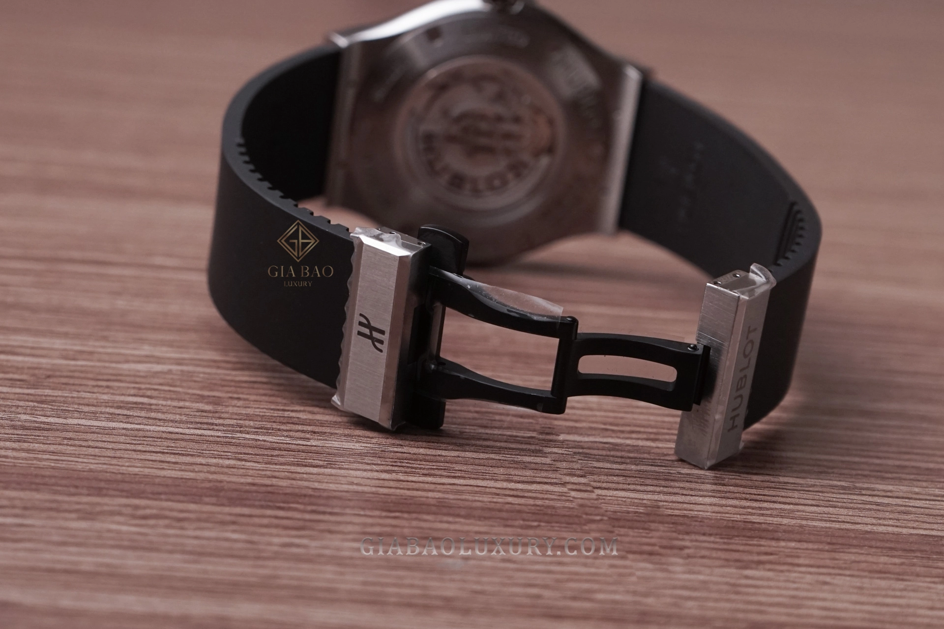 Hublot Classic Fusion 40 Years Anniversary Titanium: Khóa gập ba nấc và chiều dài dây đã cắt
