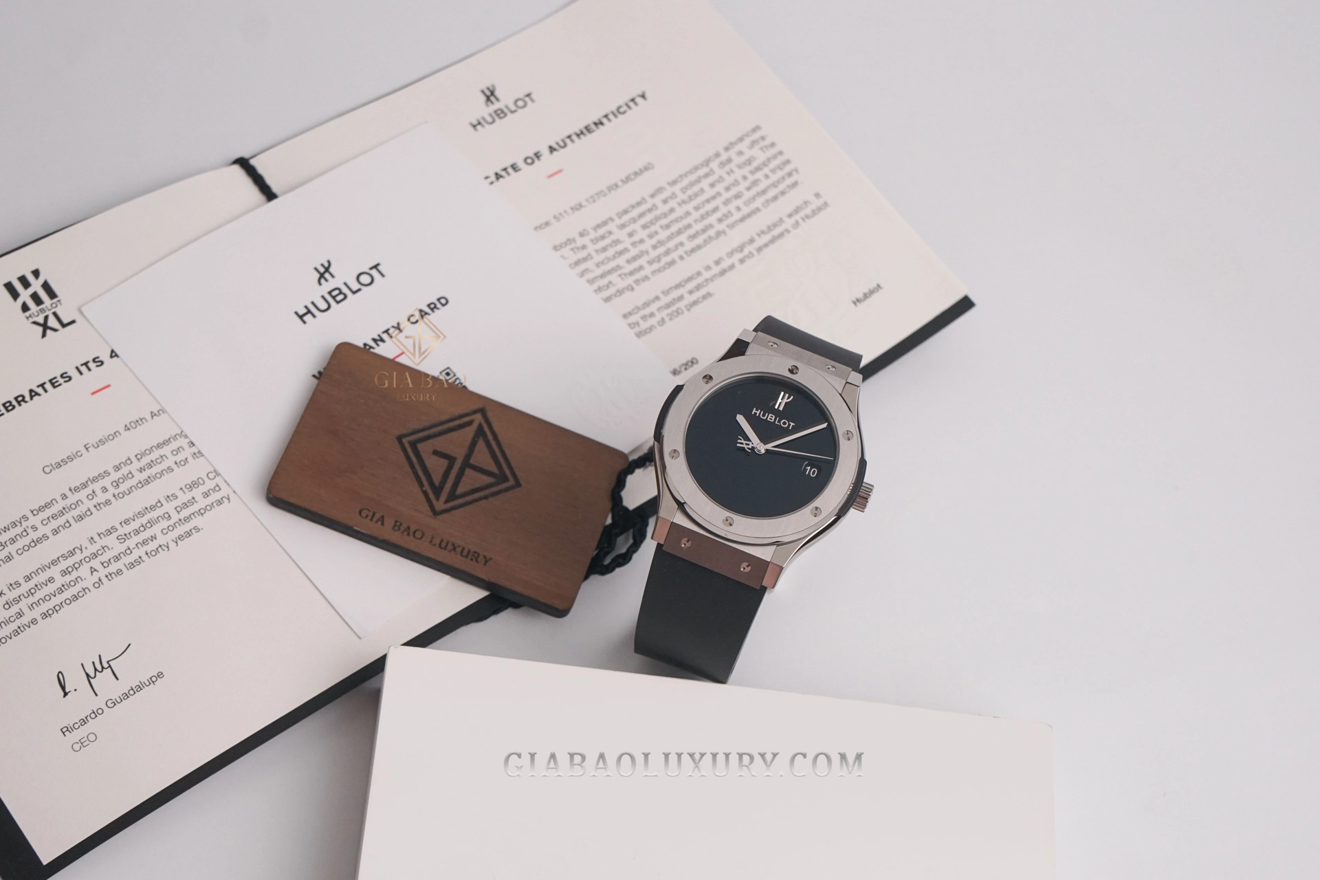 Hublot Classic Fusion 40 Years Anniversary Titanium: Đồng hồ cùng thẻ và bộ phụ kiện đi kèm