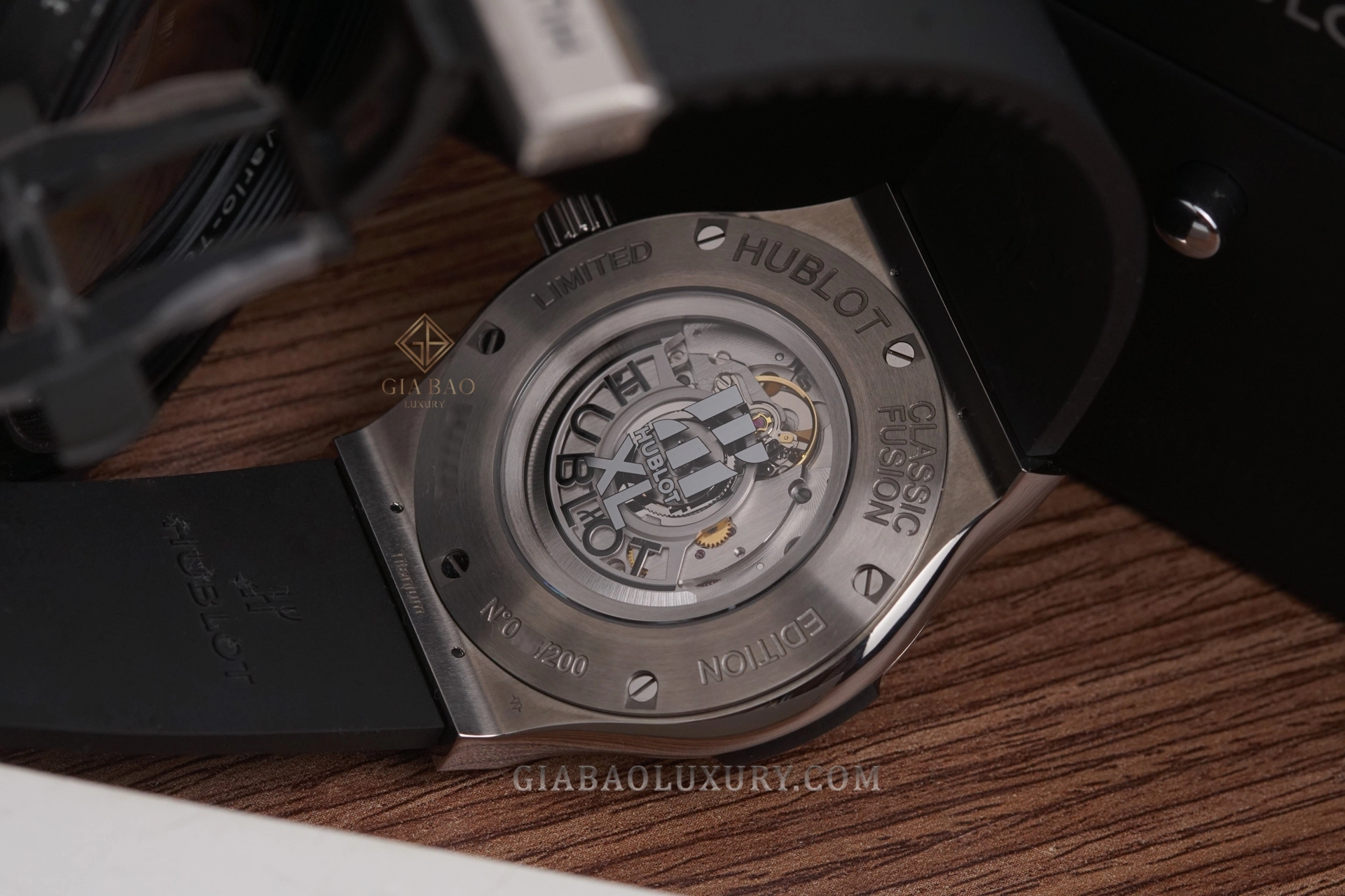 Hublot Classic Fusion 40 Years Anniversary Titanium: Đáy sapphire, calibre HUB1112 và khắc giới hạn