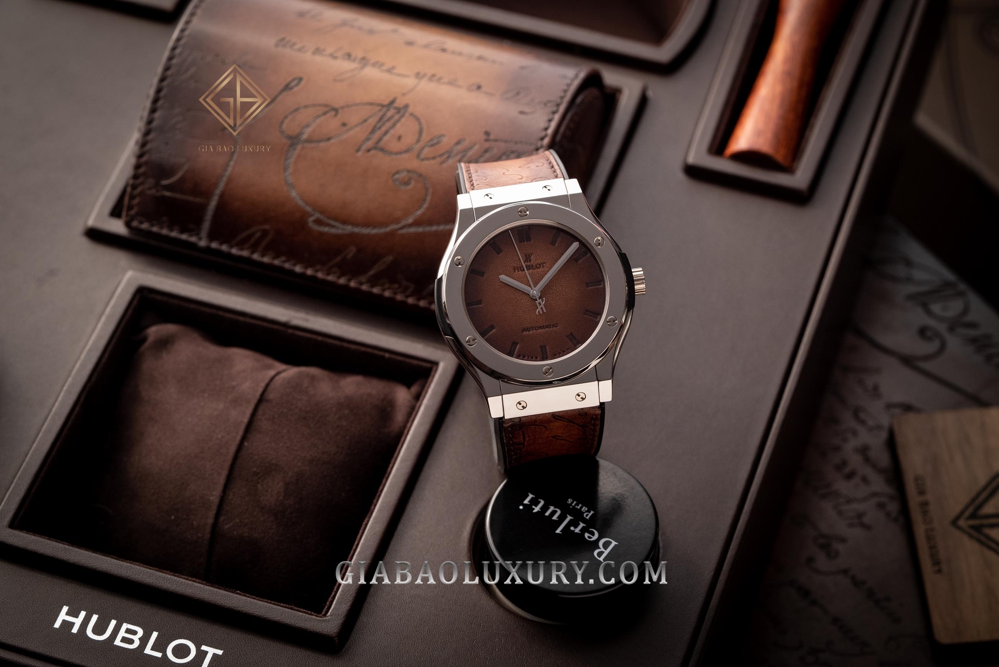 Hublot Classic Fusion Berluti Scritto: mặt số bằng da: Hublot Classic Fusion Berluti Scritto King Gold nhìn chính diện