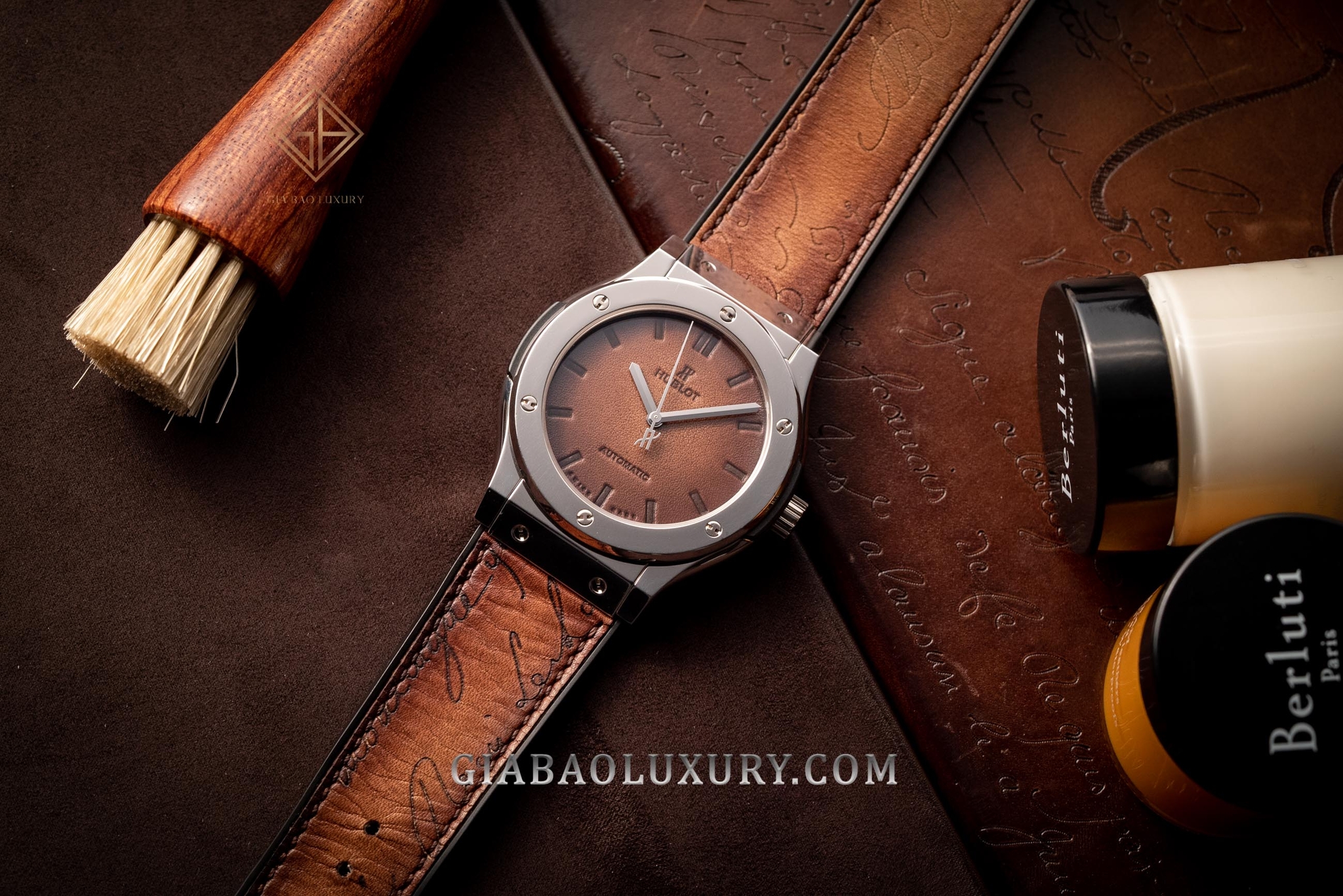 Hublot Classic Fusion Berluti Scritto: mặt số bằng da: mặt số da Venezia cùng họa tiết chữ Scritto