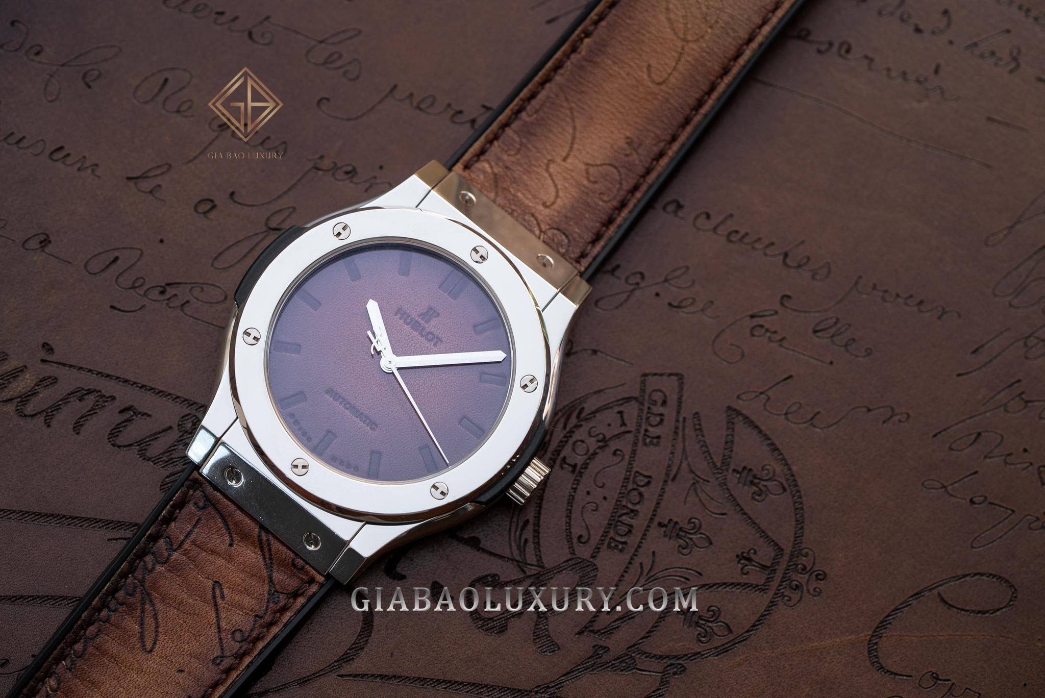 Hublot Classic Fusion Berluti Scritto: mặt số bằng da: sự chuyển sắc giữa mặt số và dây da Berluti
