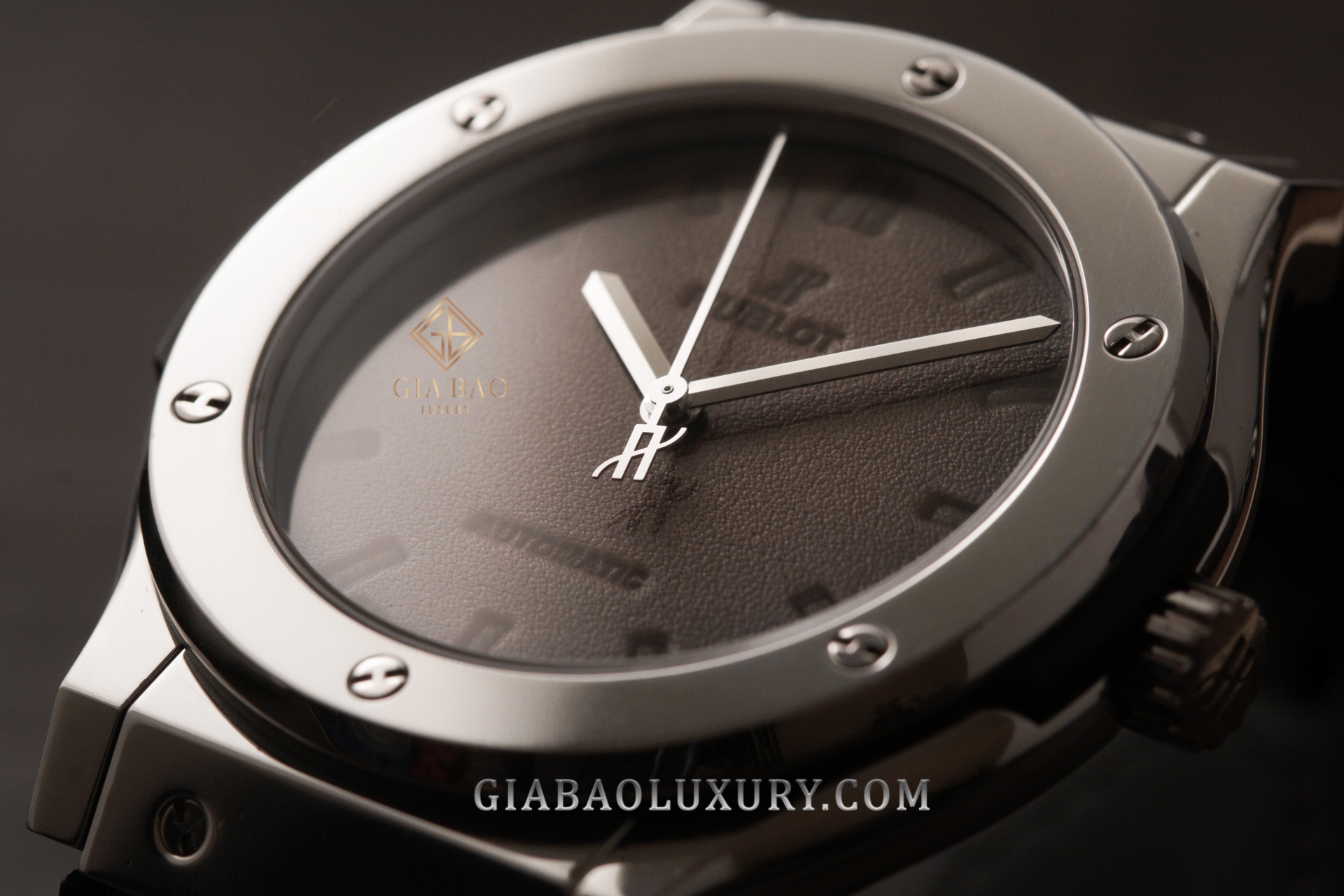Hublot Classic Fusion Berluti Scritto: mặt số bằng da: chi tiết bề mặt da trên mặt số