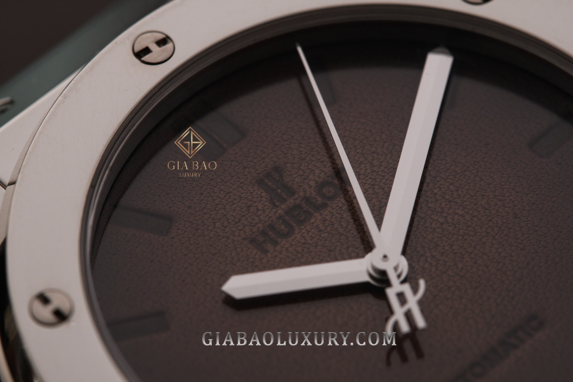 Hublot Classic Fusion Berluti Scritto: mặt số bằng da: vỏ King Gold 45 mm nhìn từ cạnh