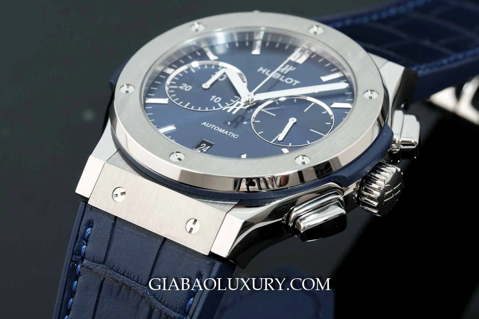 Hublot Classic Fusion Chronograph Titanium Blue 45 mm: nút bấm chronograph và núm chỉnh