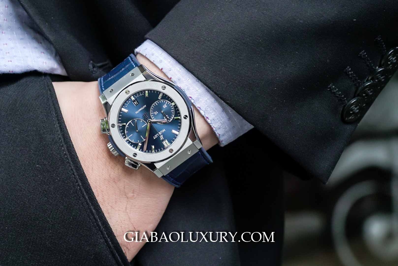Hublot Classic Fusion Chronograph Titanium Blue 45 mm: Classic Fusion Chronograph Titanium Blue trên cổ tay