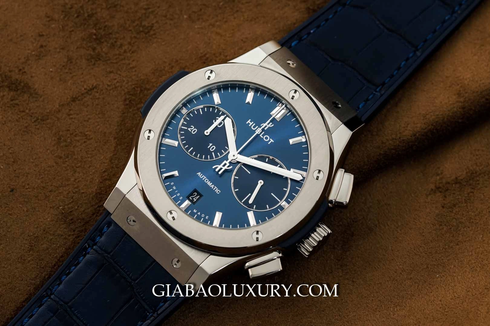 Hublot Classic Fusion Chronograph Titanium Blue 45 mm: vành titanium với sáu vít chữ H