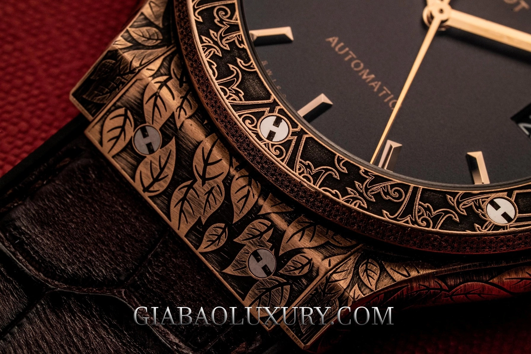 Hublot Classic Fusion Fuente 511.OX.6670.LR.OPX17: hoa văn lá thuốc khắc trên vỏ và vành