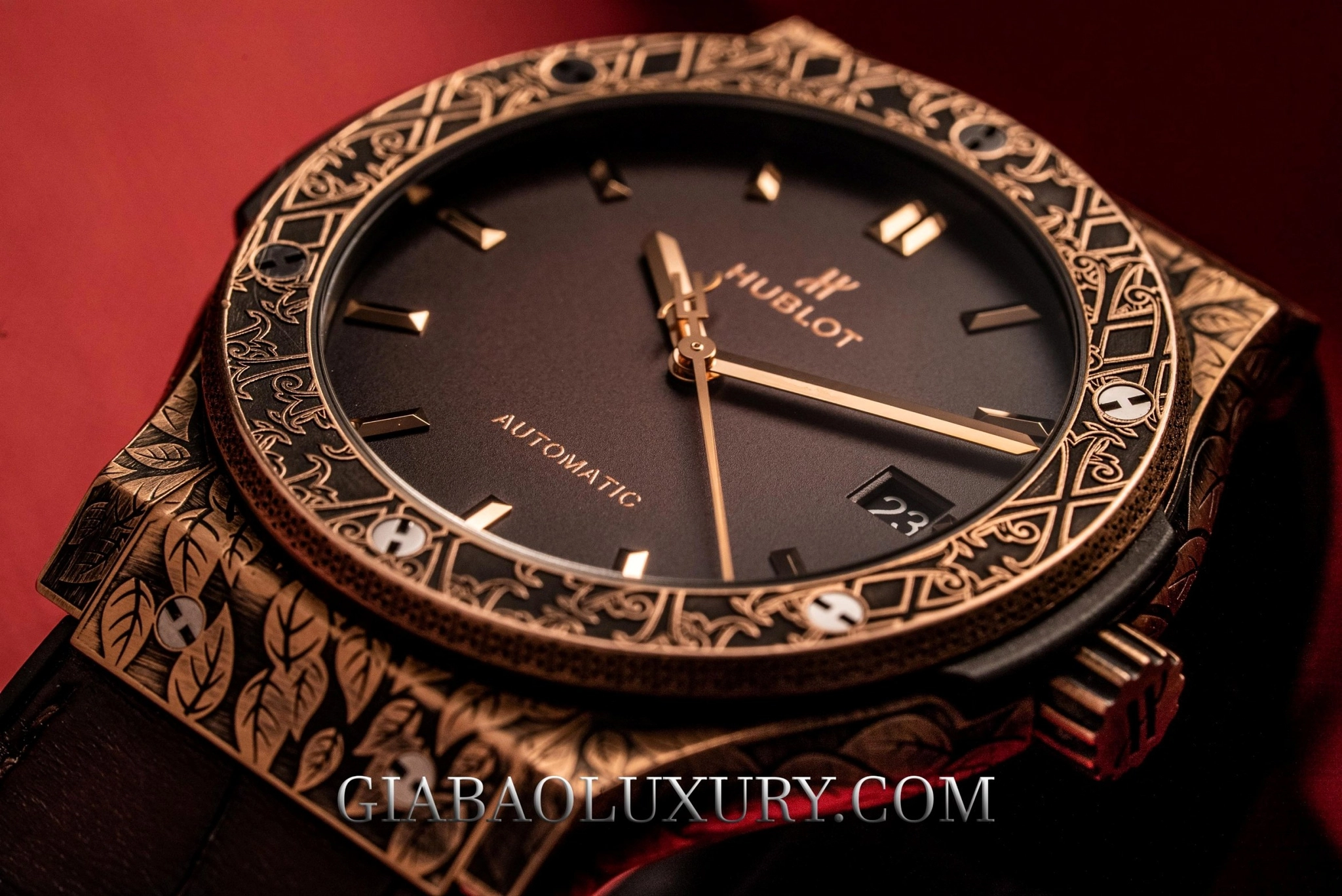 Hublot Classic Fusion Fuente 511.OX.6670.LR.OPX17: mặt số tối giản cùng cửa sổ lịch ngày