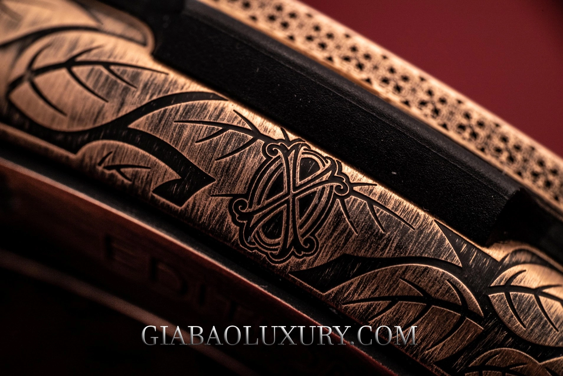 Hublot Classic Fusion Fuente 511.OX.6670.LR.OPX17: chạm khắc biểu tượng Arturo Fuente trên sườn vỏ