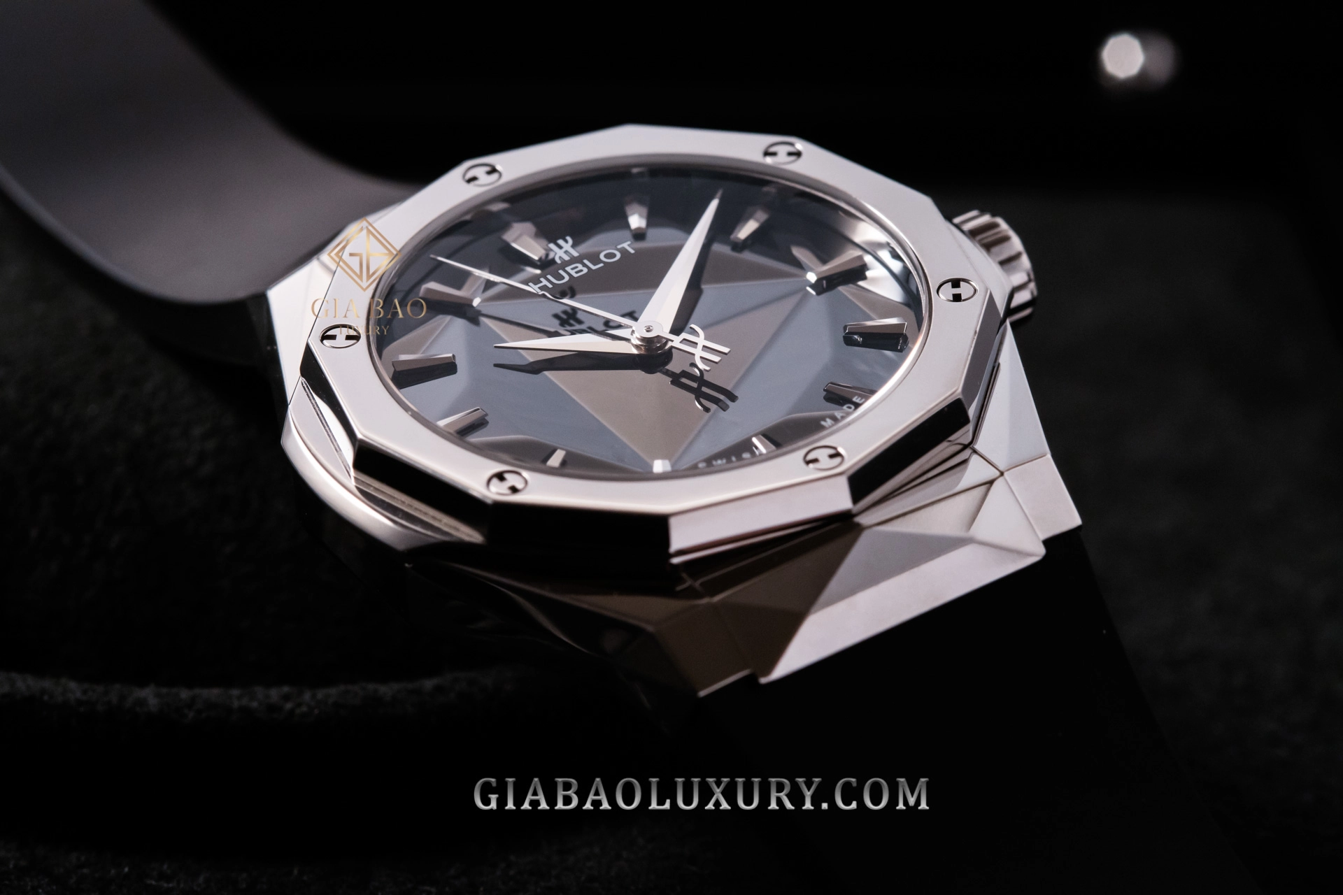 Hublot Classic Fusion Orlinski Titanium 40 mm: các mặt cắt hình học trên vỏ và mặt số Orlinski