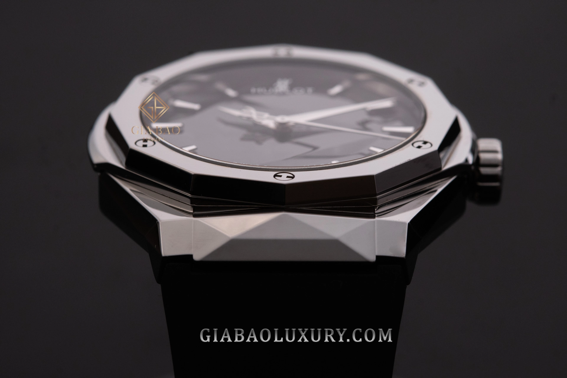 Hublot Classic Fusion Orlinski Titanium 40 mm: cạnh vỏ titanium dạng đa diện nhìn ngang