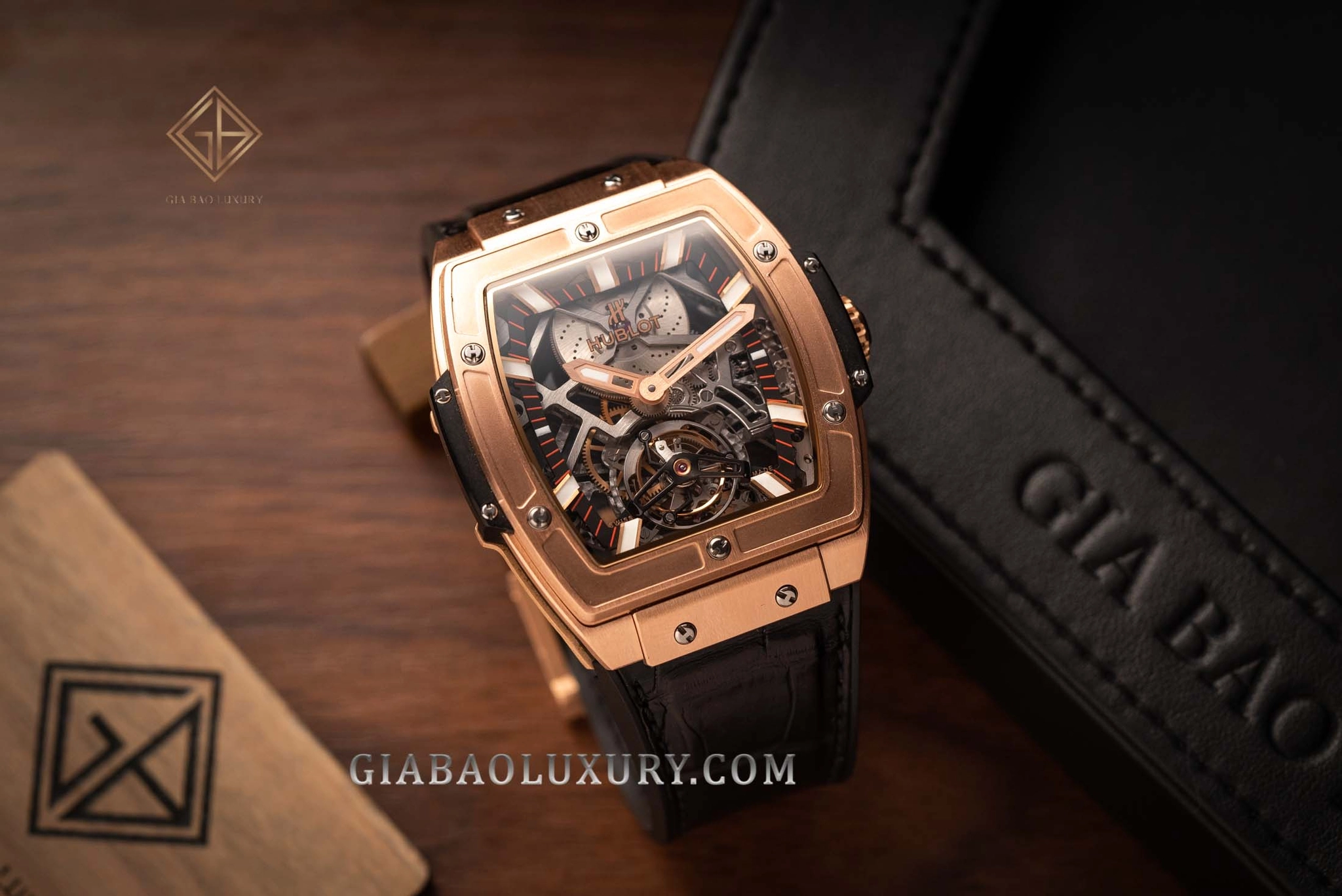 Hublot MP-06 Senna King Gold: tourbillon và dự trữ 120 giờ: Hublot MP-06 Senna King Gold nhìn chính diện