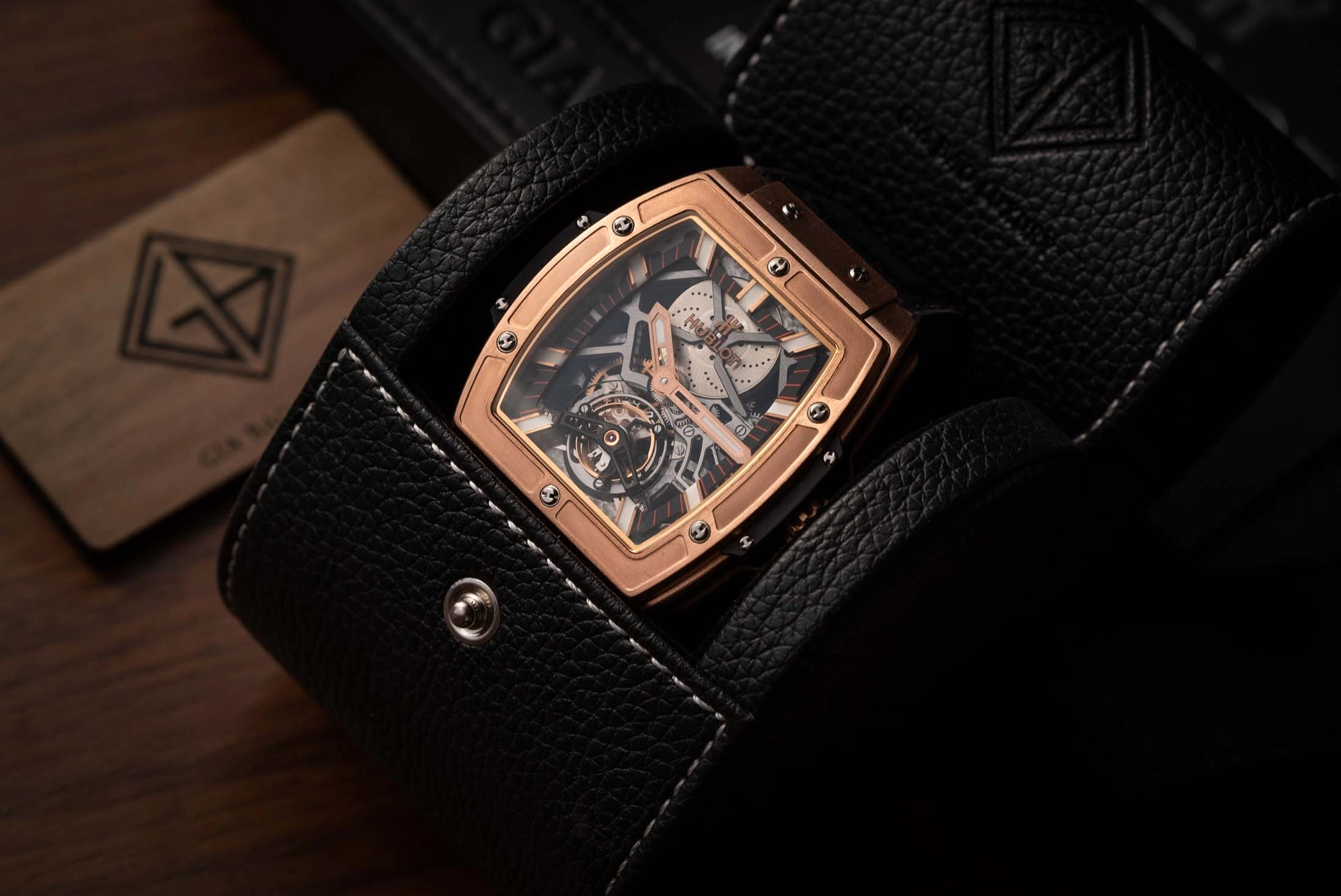 Hublot MP-06 Senna King Gold: tourbillon và dự trữ 120 giờ: lồng tourbillon thẳng đứng ở vị trí 6 giờ