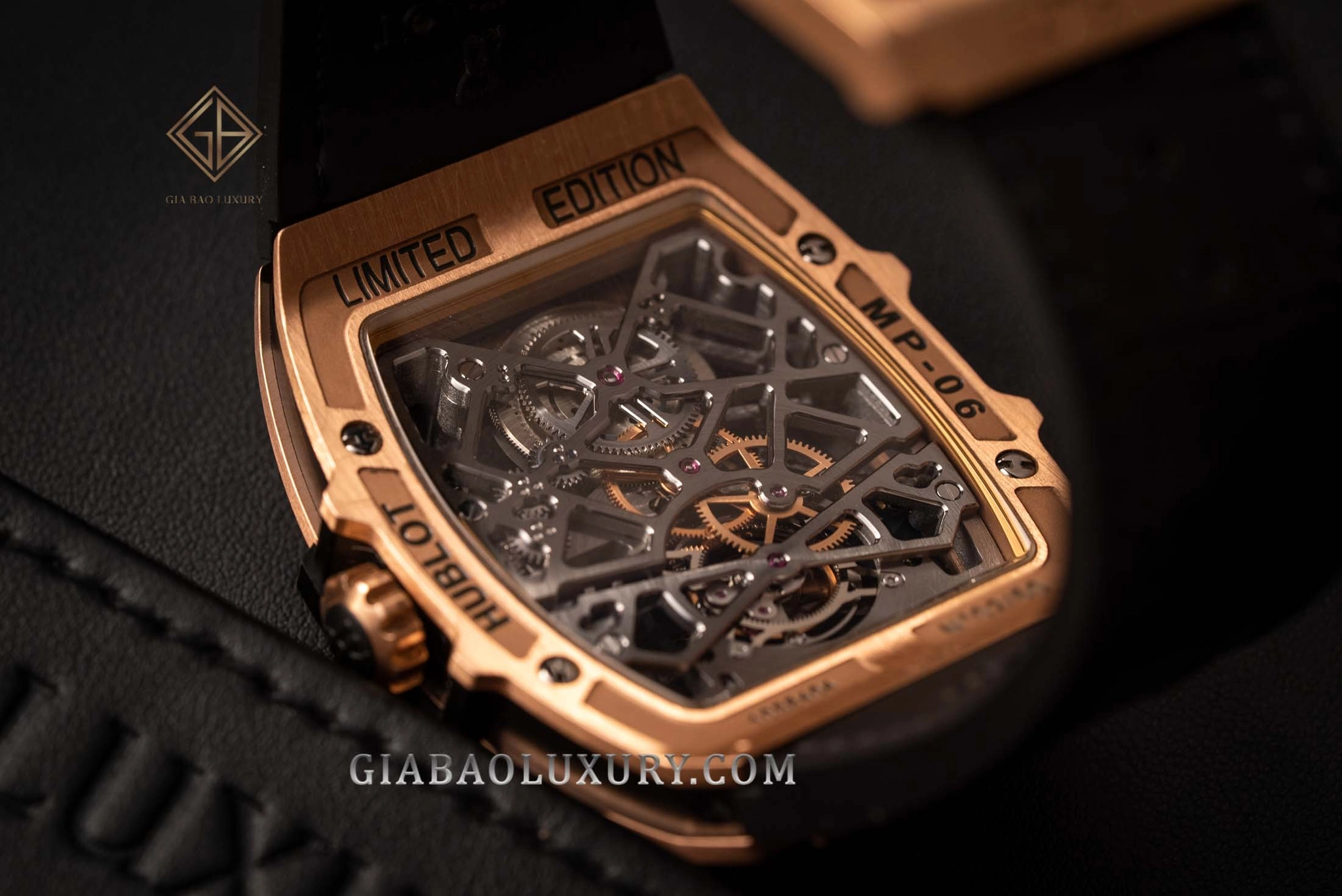 Hublot MP-06 Senna King Gold: tourbillon và dự trữ 120 giờ: cấu trúc vỏ tonneau King Gold của MP-06