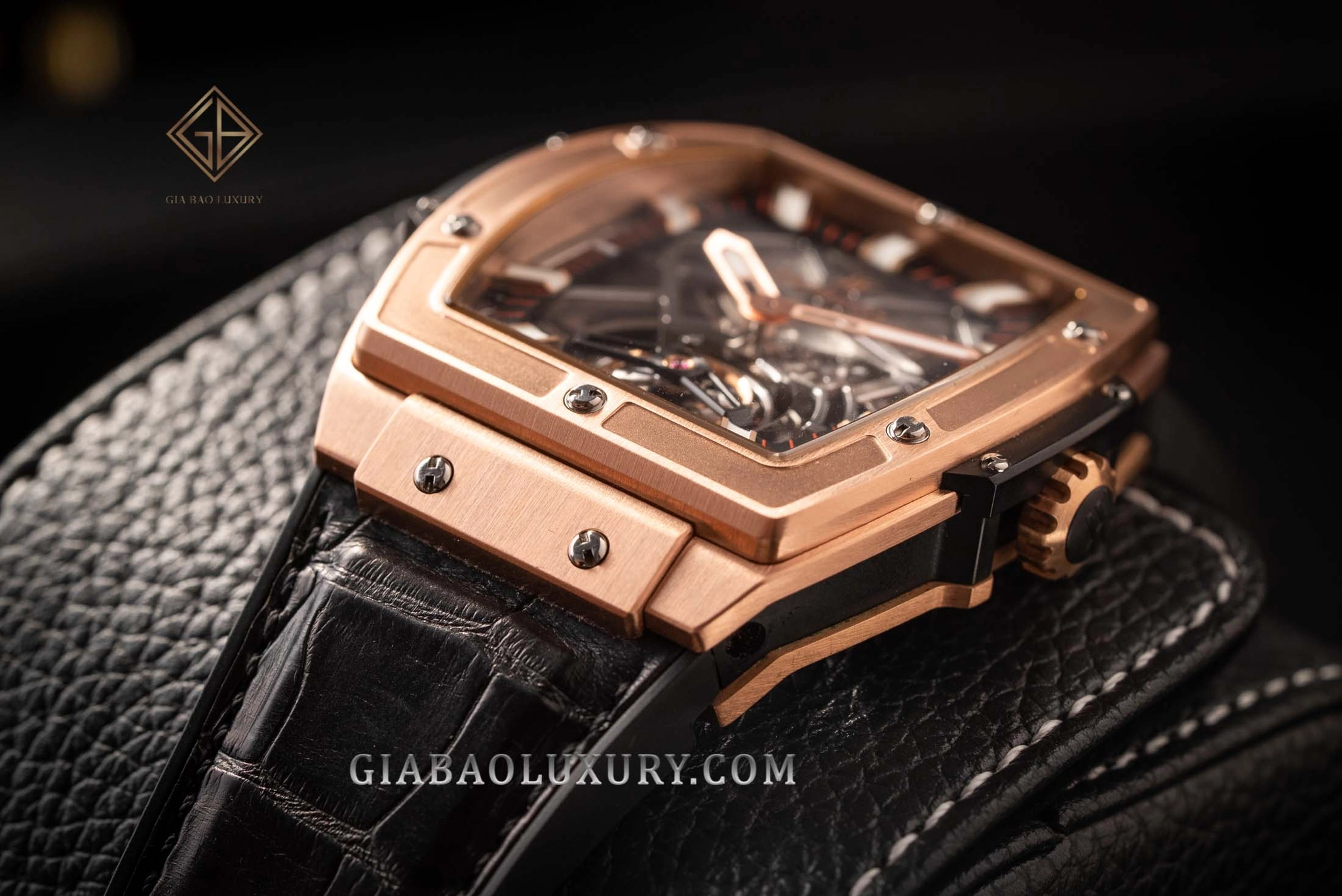 Hublot MP-06 Senna King Gold: tourbillon và dự trữ 120 giờ: độ cong của vỏ MP-06 khi nhìn từ cạnh