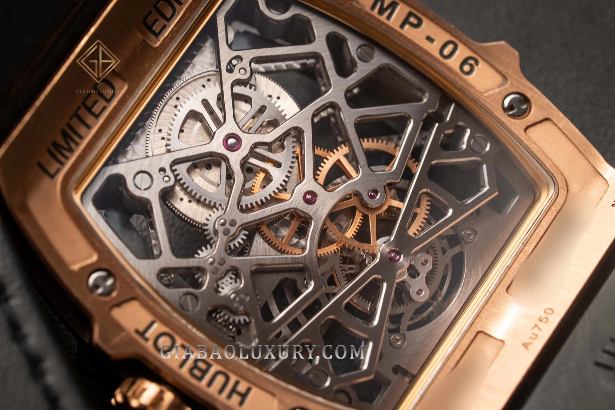 Hublot MP-06 Senna King Gold: tourbillon và dự trữ 120 giờ: mặt sau calibre HUB9006.H1 lên cót tay