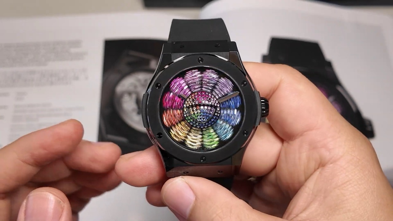 Cánh hoa Hublot Murakami Rainbow đang xoay