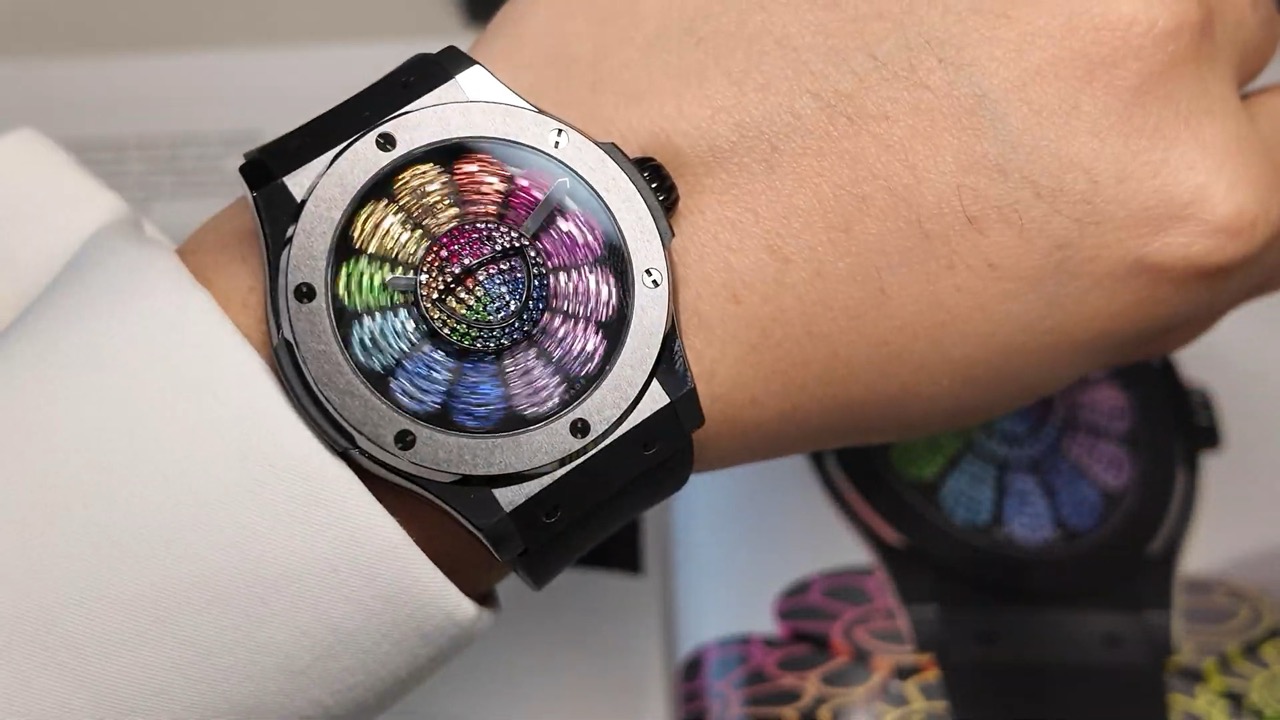 Hublot Murakami Rainbow xoay trên cổ tay