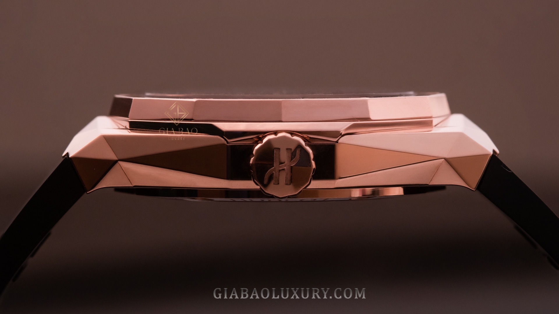 Cạnh vỏ và núm King Gold của Hublot Classic Fusion Orlinski