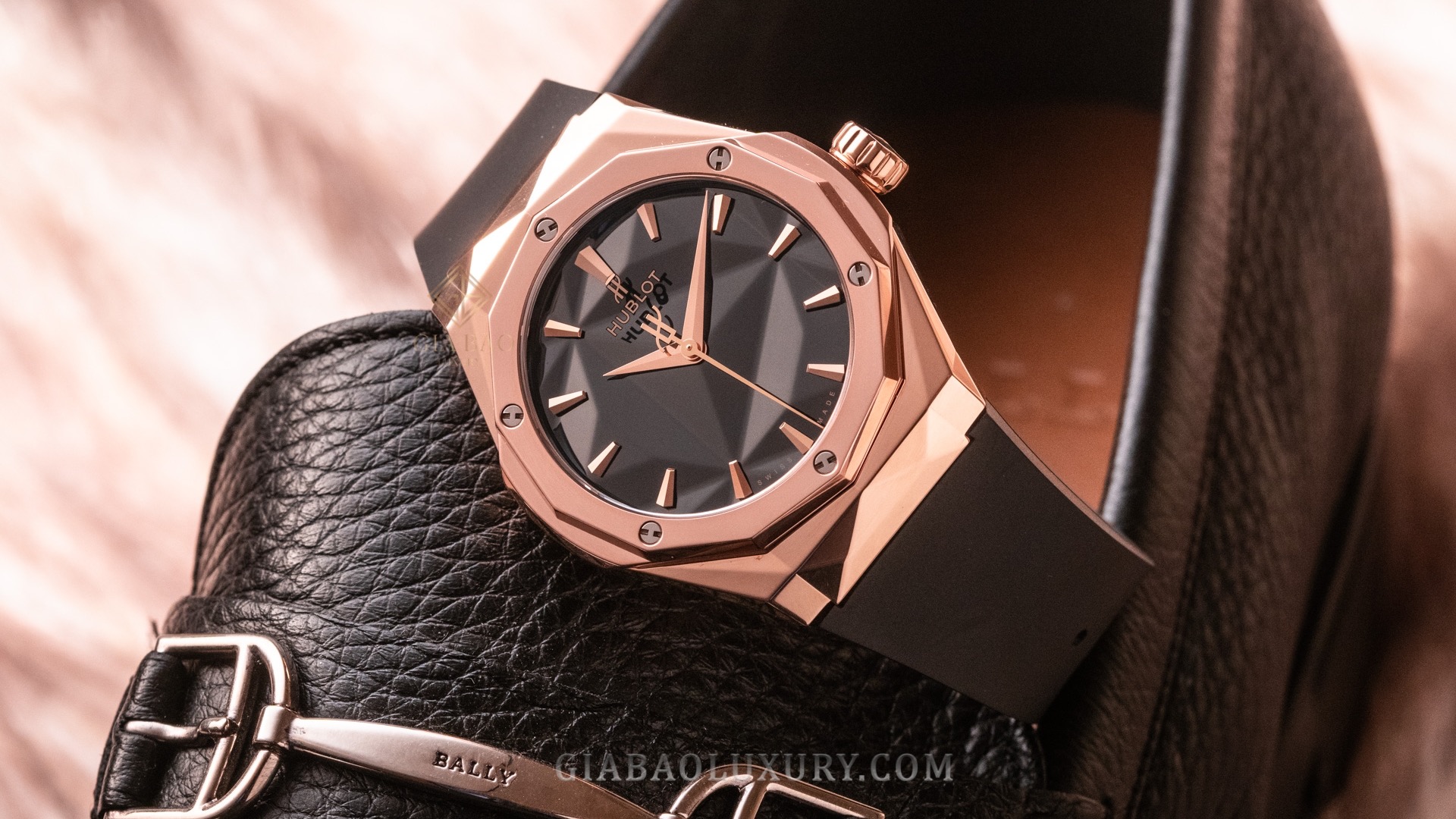 Hublot Classic Fusion Orlinski King Gold trên cổ tay