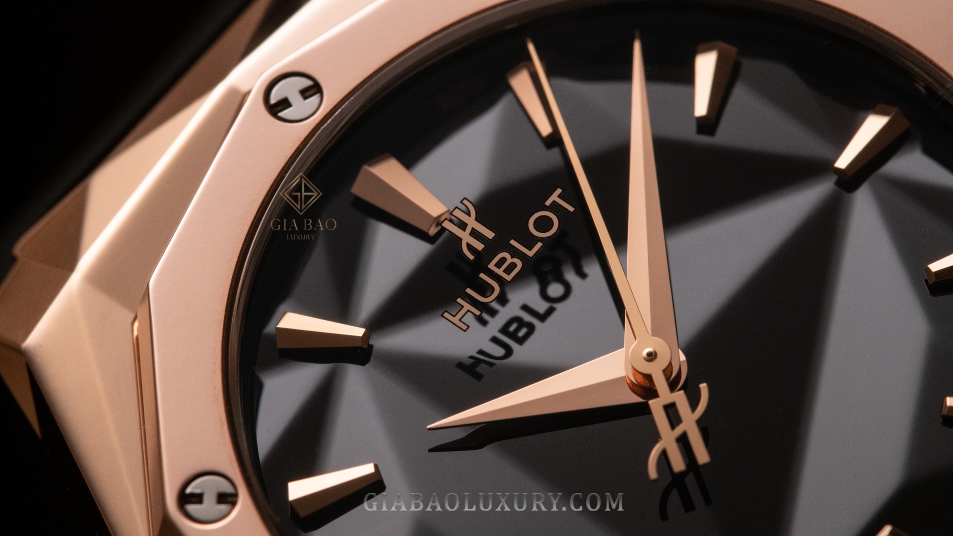 Cận cảnh mặt số Hublot Classic Fusion Orlinski King Gold