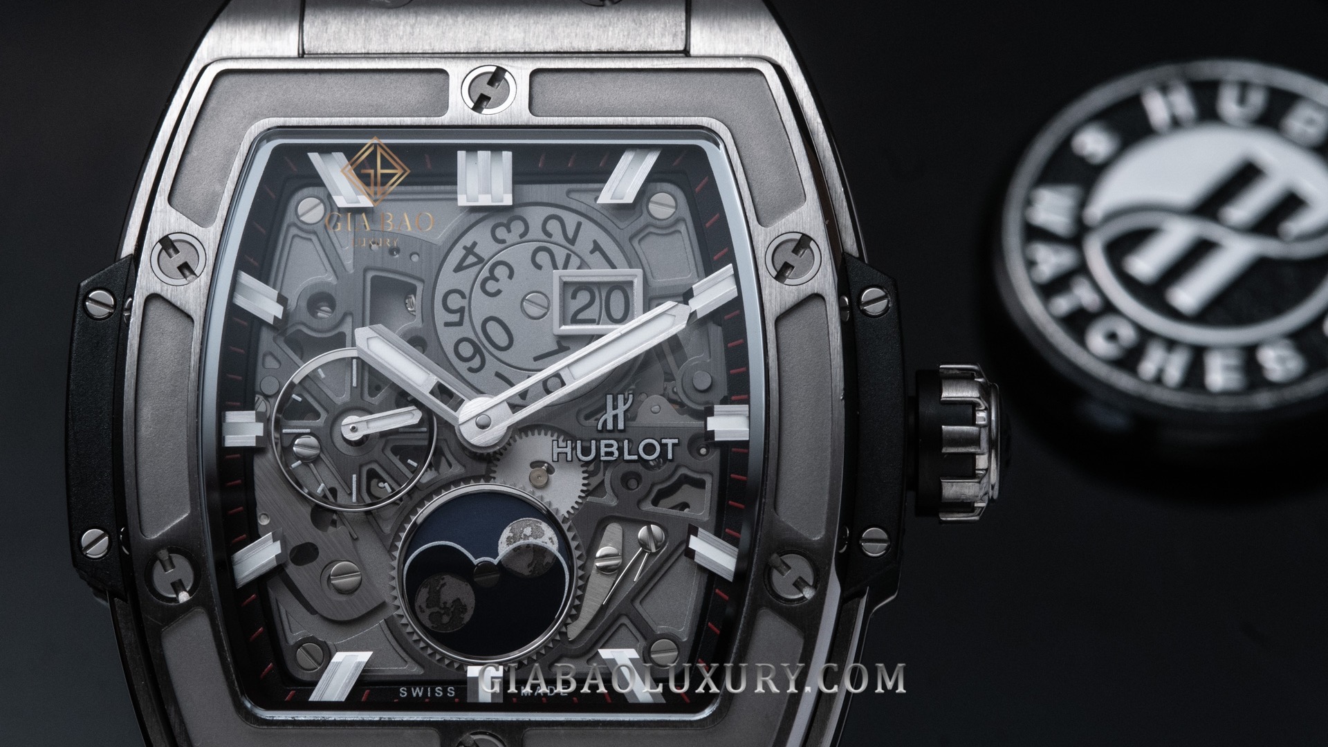 Cạnh vỏ và núm của Hublot Spirit of Big Bang Moonphase