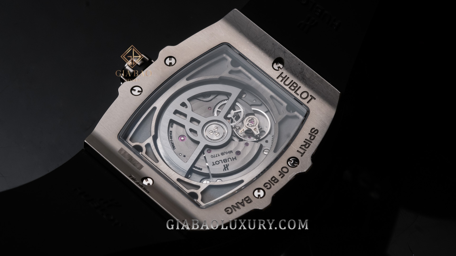 Mặt đáy sapphire của Hublot Spirit of Big Bang Moonphase