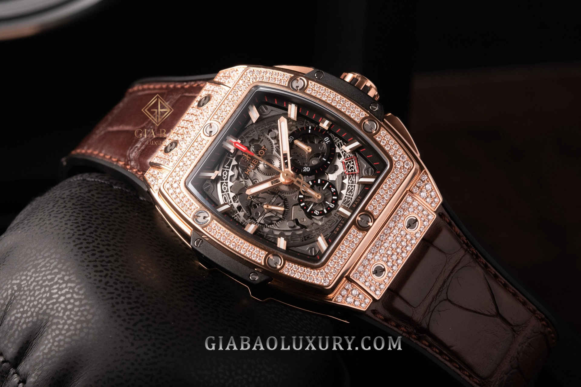 Hublot Spirit of Big Bang King Gold Pavé 42 mm: Hublot Spirit of Big Bang King Gold Pavé 42 mm nhìn toàn cảnh