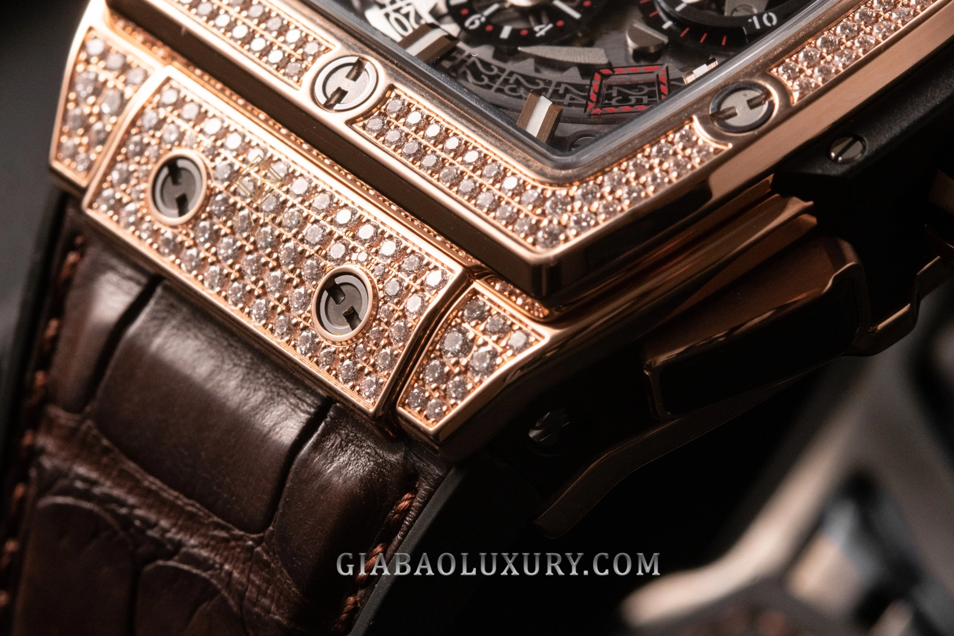 Hublot Spirit of Big Bang King Gold Pavé 42 mm: kim cương pavé trên vỏ và bezel King Gold