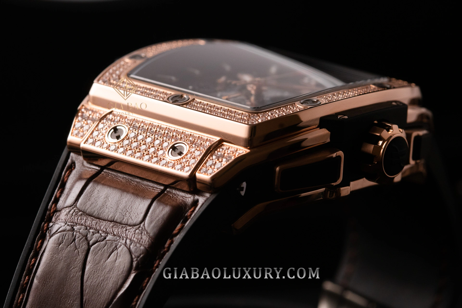 Hublot Spirit of Big Bang King Gold Pavé 42 mm: cạnh vỏ tonneau và dây da lót cao su