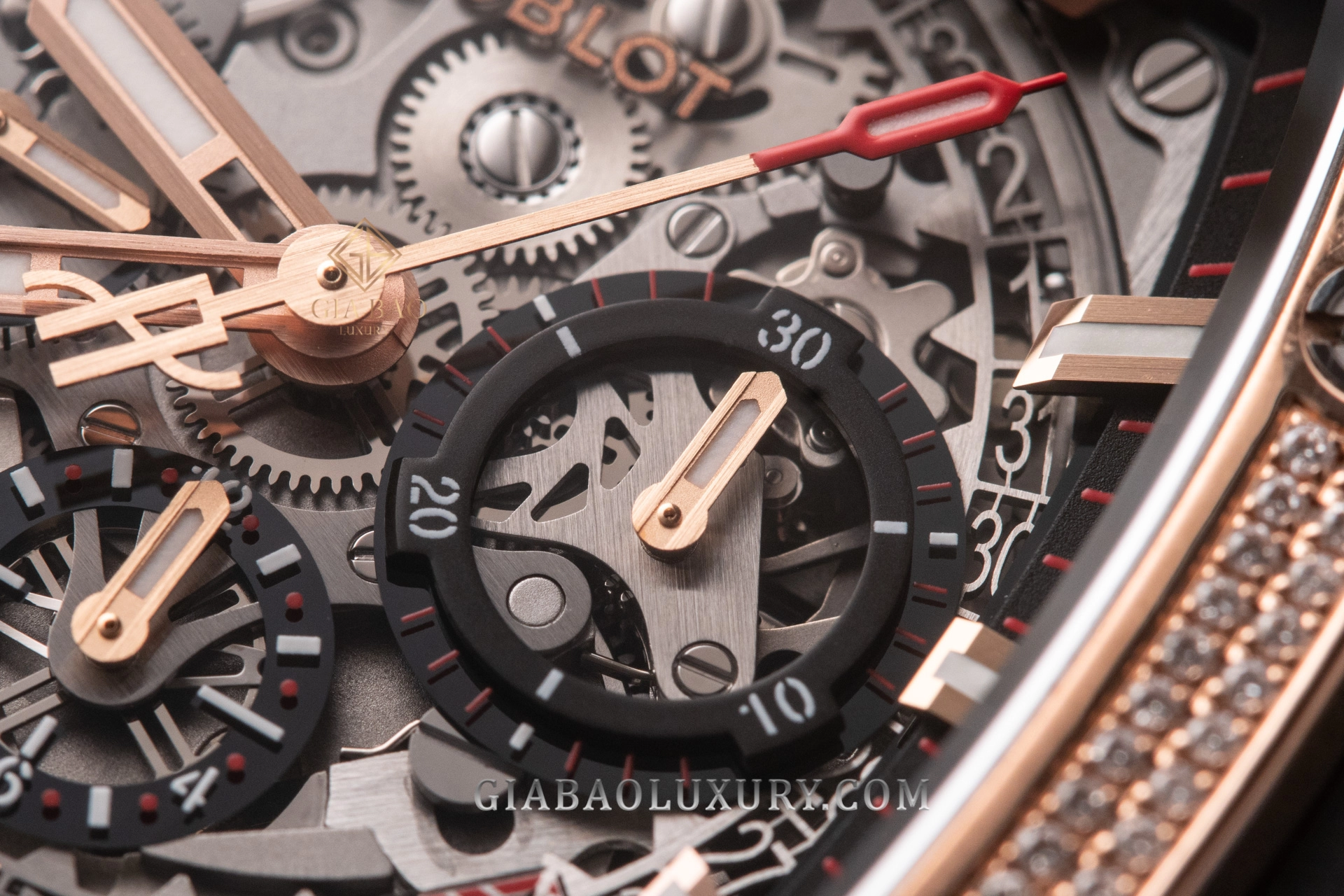 Hublot Spirit of Big Bang King Gold Pavé 42 mm: mặt số skeleton cùng ba bộ đếm chronograph