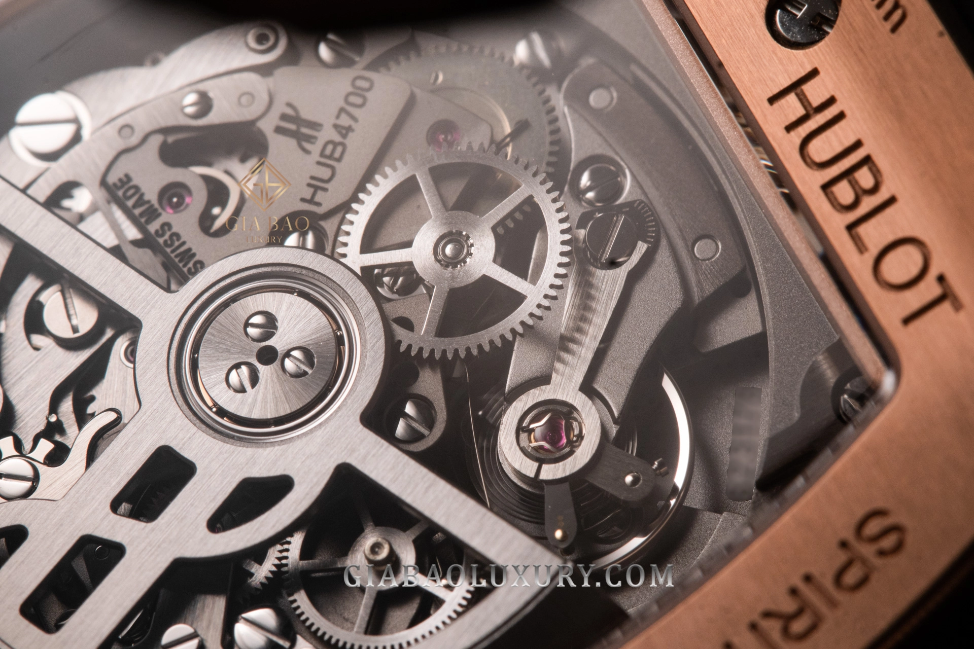 Hublot Spirit of Big Bang King Gold Pavé 42 mm: calibre HUB4700 nhìn qua đáy sapphire