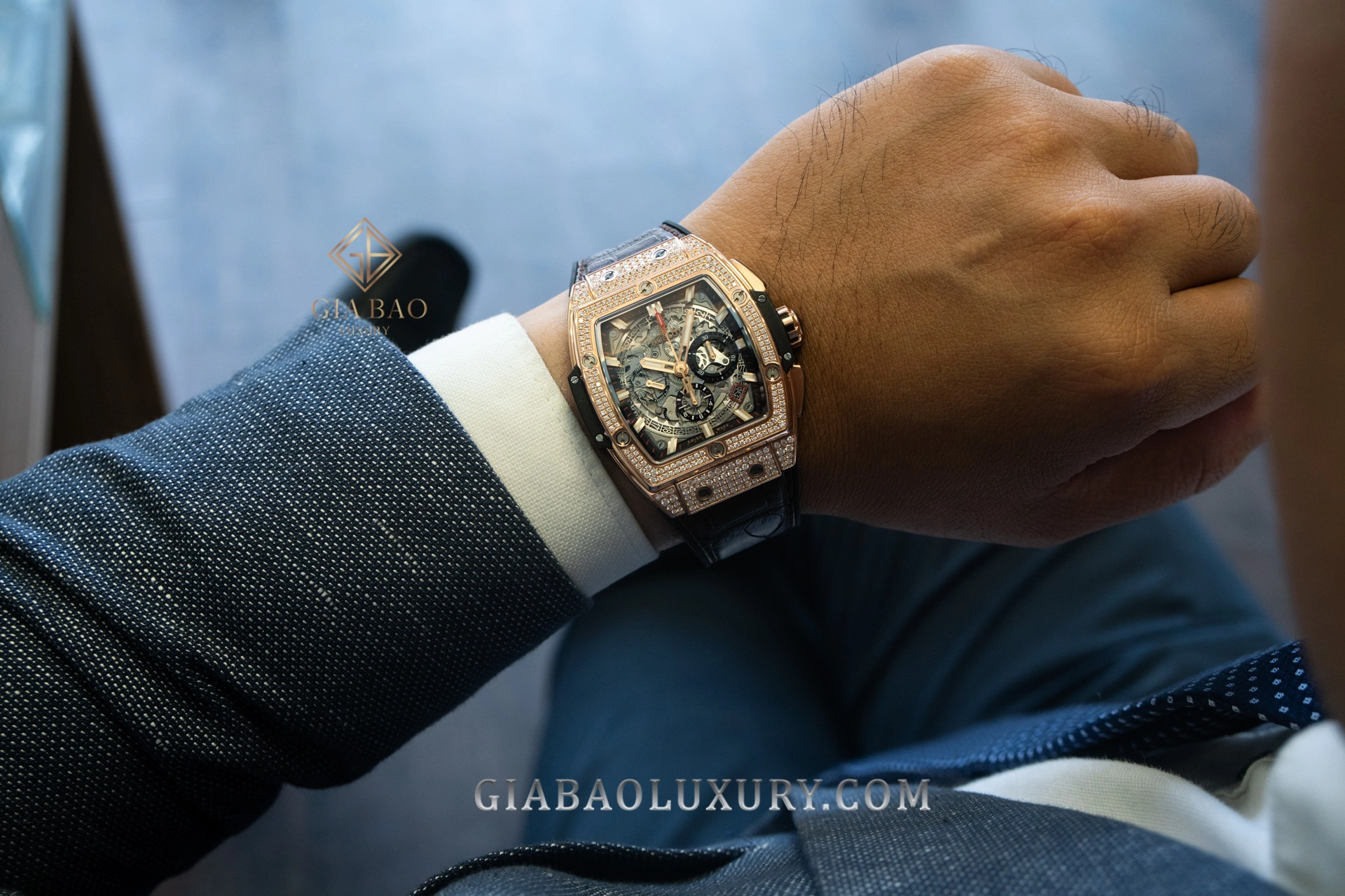 Hublot Spirit of Big Bang King Gold Pavé 42 mm: tỷ lệ Spirit of Big Bang King Gold Pavé trên cổ tay
