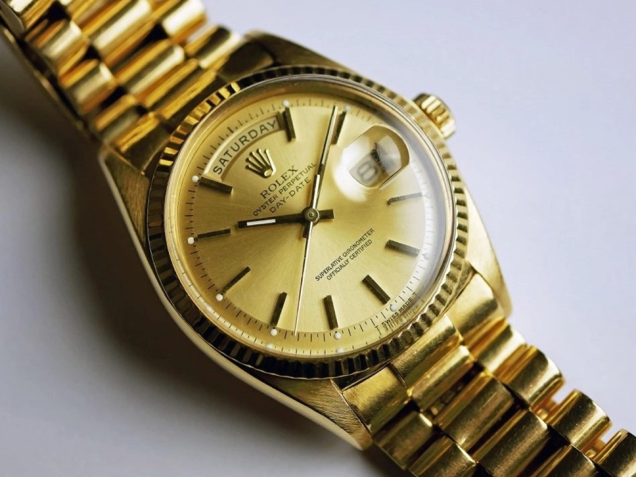 Hướng dẫn mua Rolex Day-Date: Day-Date cổ điển với mặt số champagne và dây President
