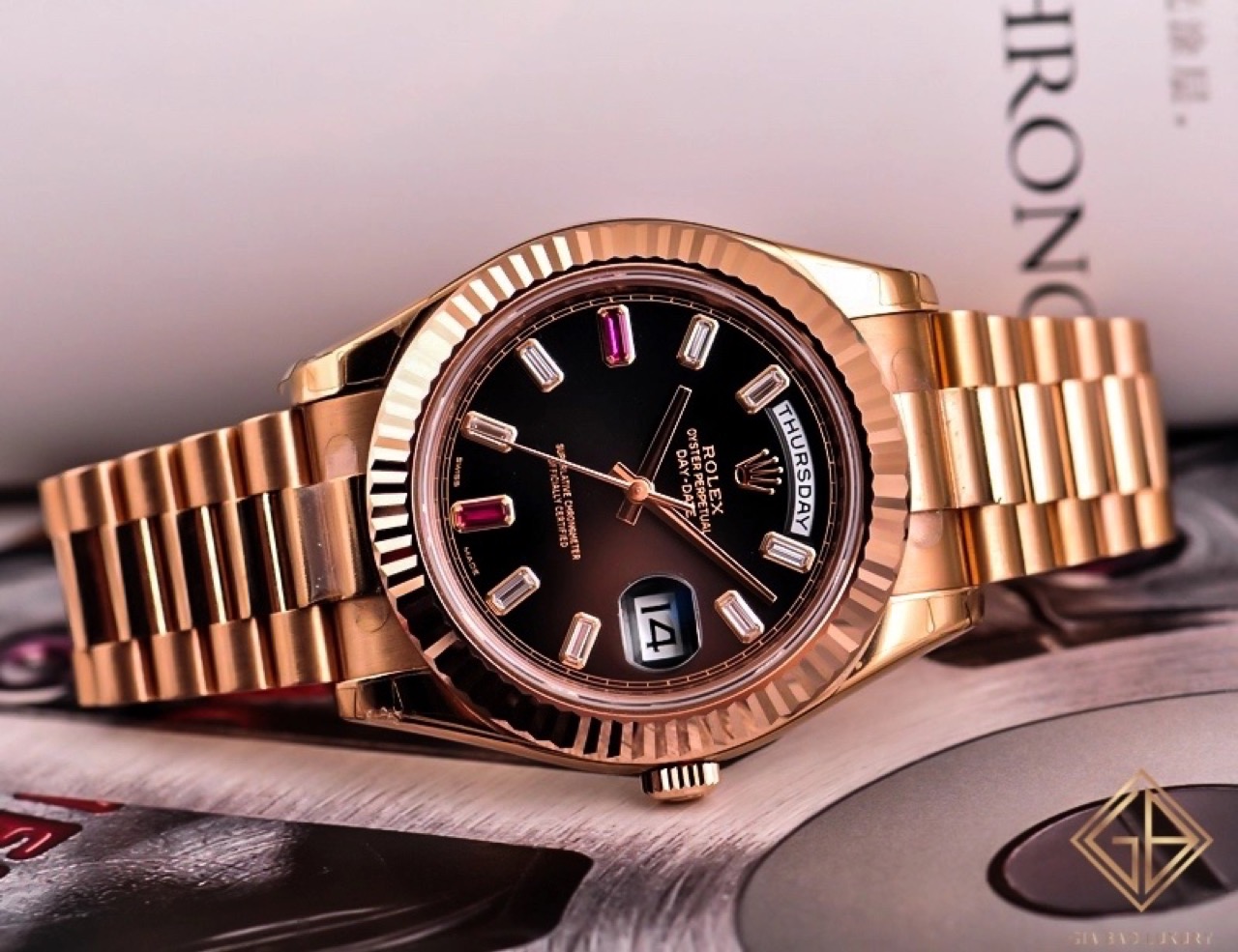 Hướng dẫn mua Rolex Day-Date: Day-Date Everose mặt tối với cọc đá quý