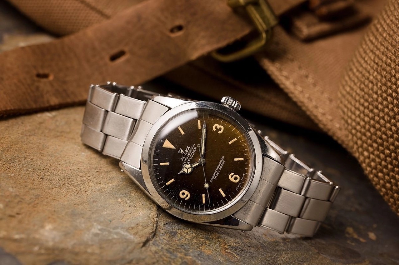 Hướng dẫn mua Rolex Explorer: Rolex Explorer vintage trên bề mặt dã ngoại