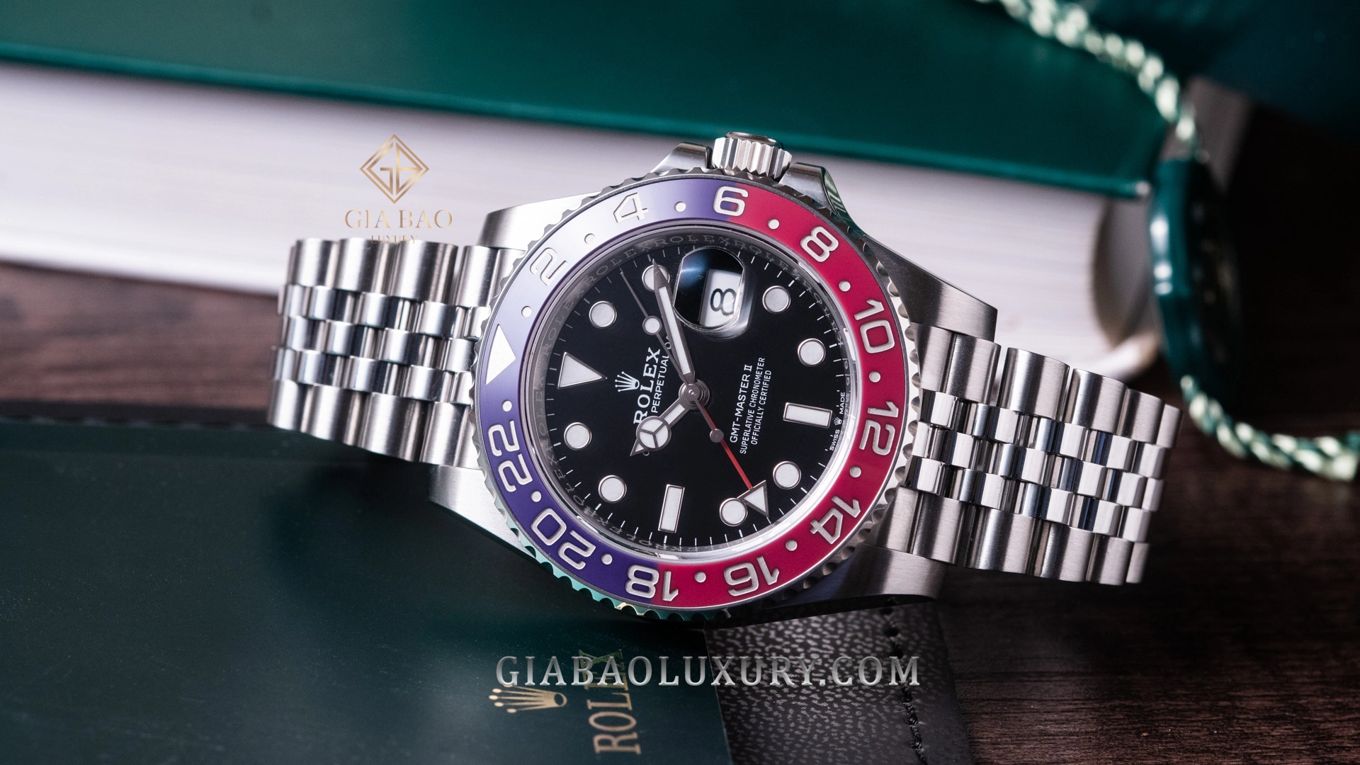 Hướng dẫn mua Rolex GMT-Master II: GMT-Master II Pepsi với dây Jubilee