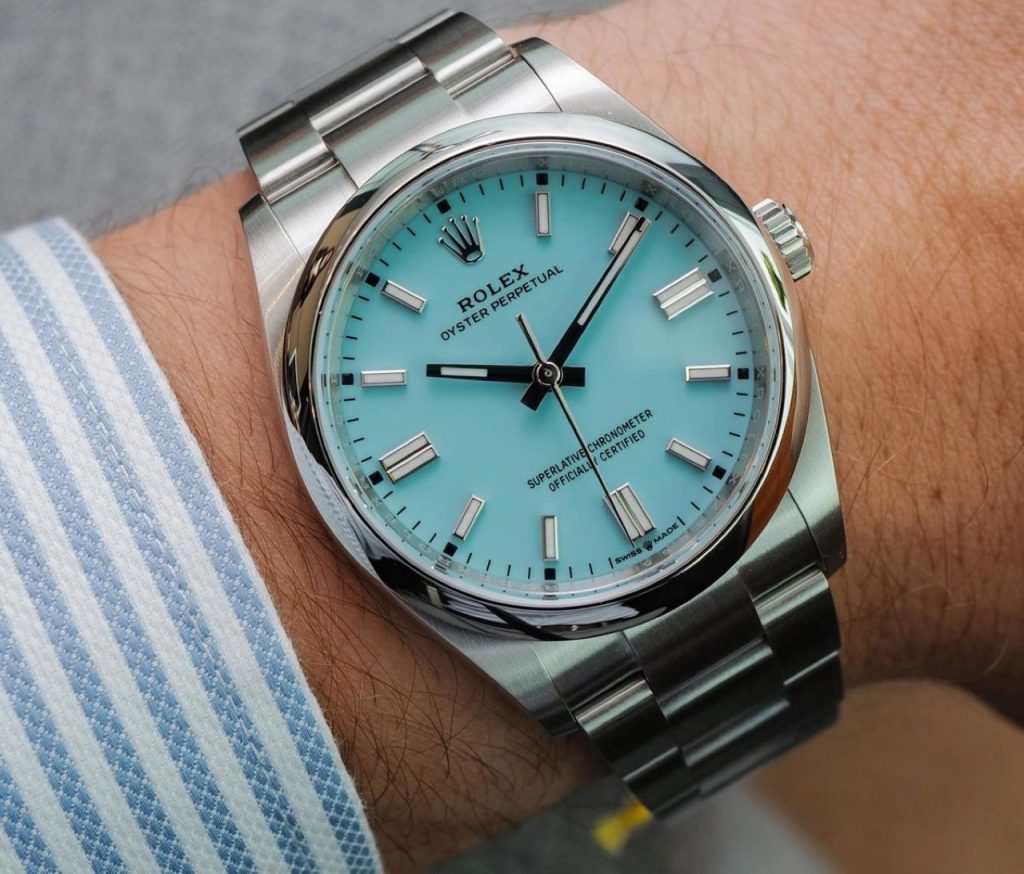 Hướng dẫn mua Rolex mặt số xanh: Oyster Perpetual mặt xanh ngọc trên cổ tay