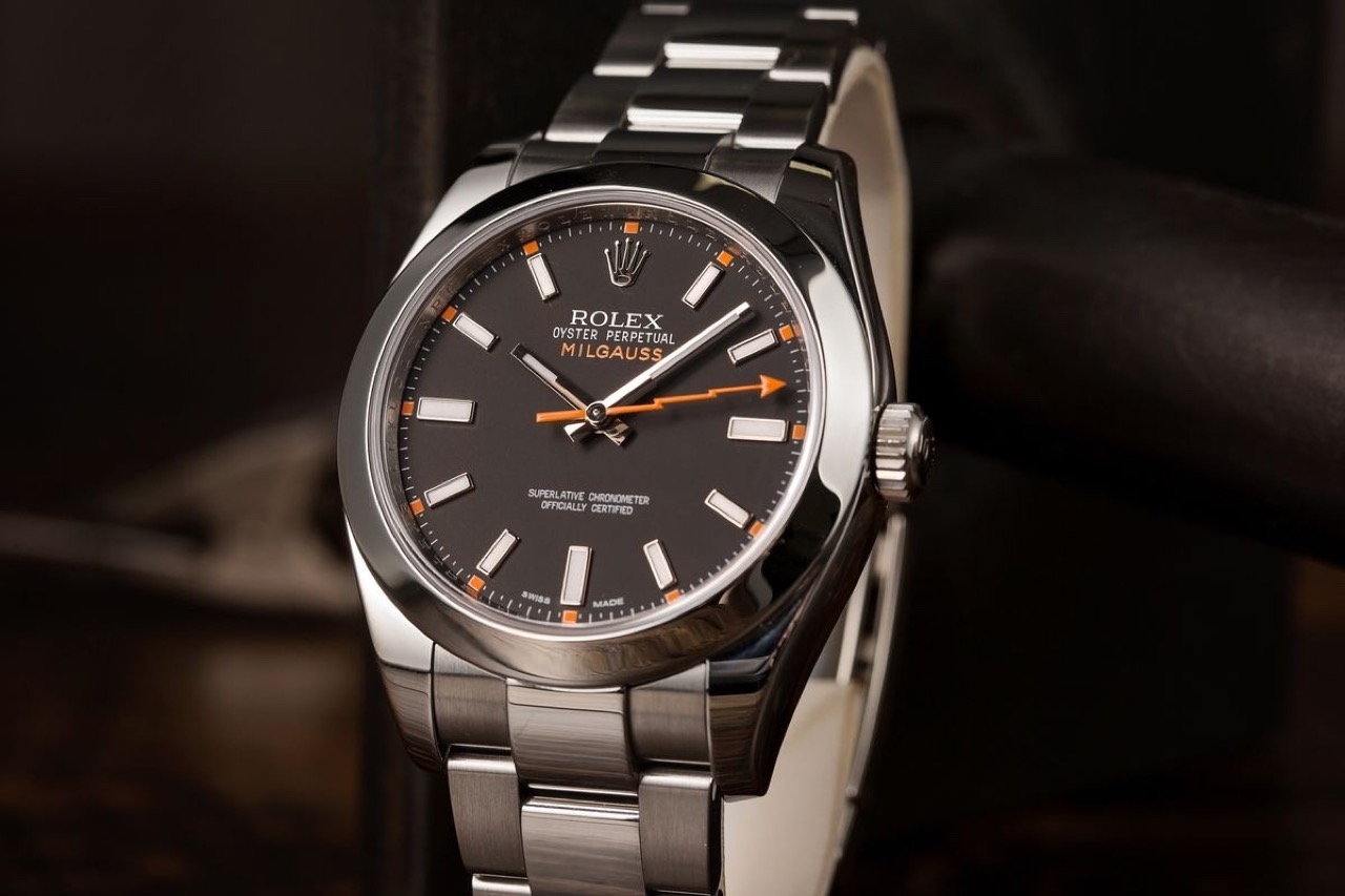 Hướng dẫn mua Rolex Milgauss: Milgauss Ref. 116400 mặt đen và kim tia sét