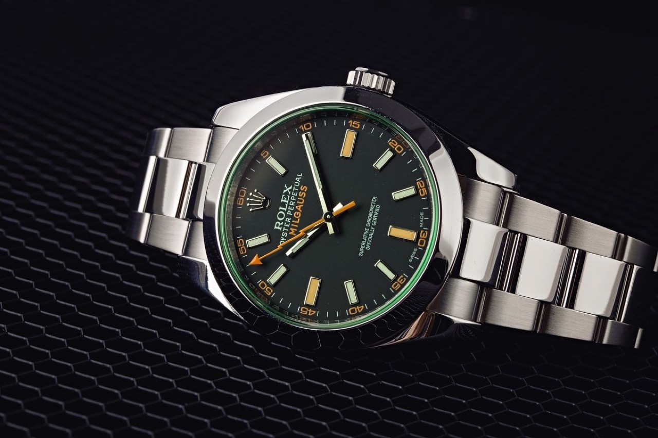 Hướng dẫn mua Rolex Milgauss: Milgauss 116400GV mặt đen với kính xanh