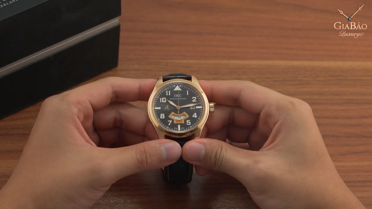 IWC Pilot’s Watch UTC Antoine de Saint-Exupéry trên tay
