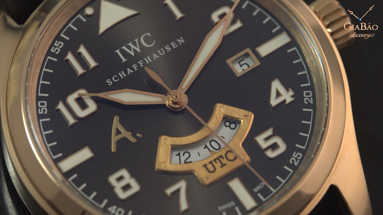 Mặt số IWC UTC Saint-Exupéry với cửa sổ UTC
