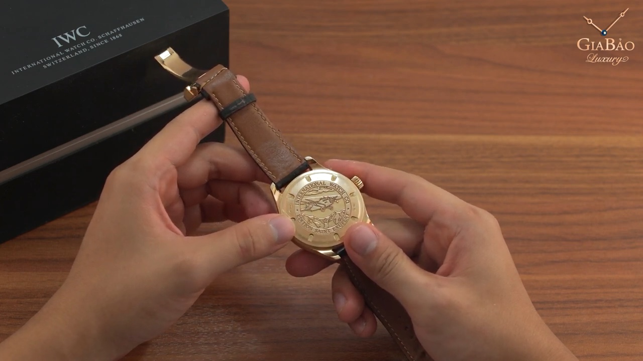 Mặt đáy khắc máy bay của IWC UTC Saint-Exupéry