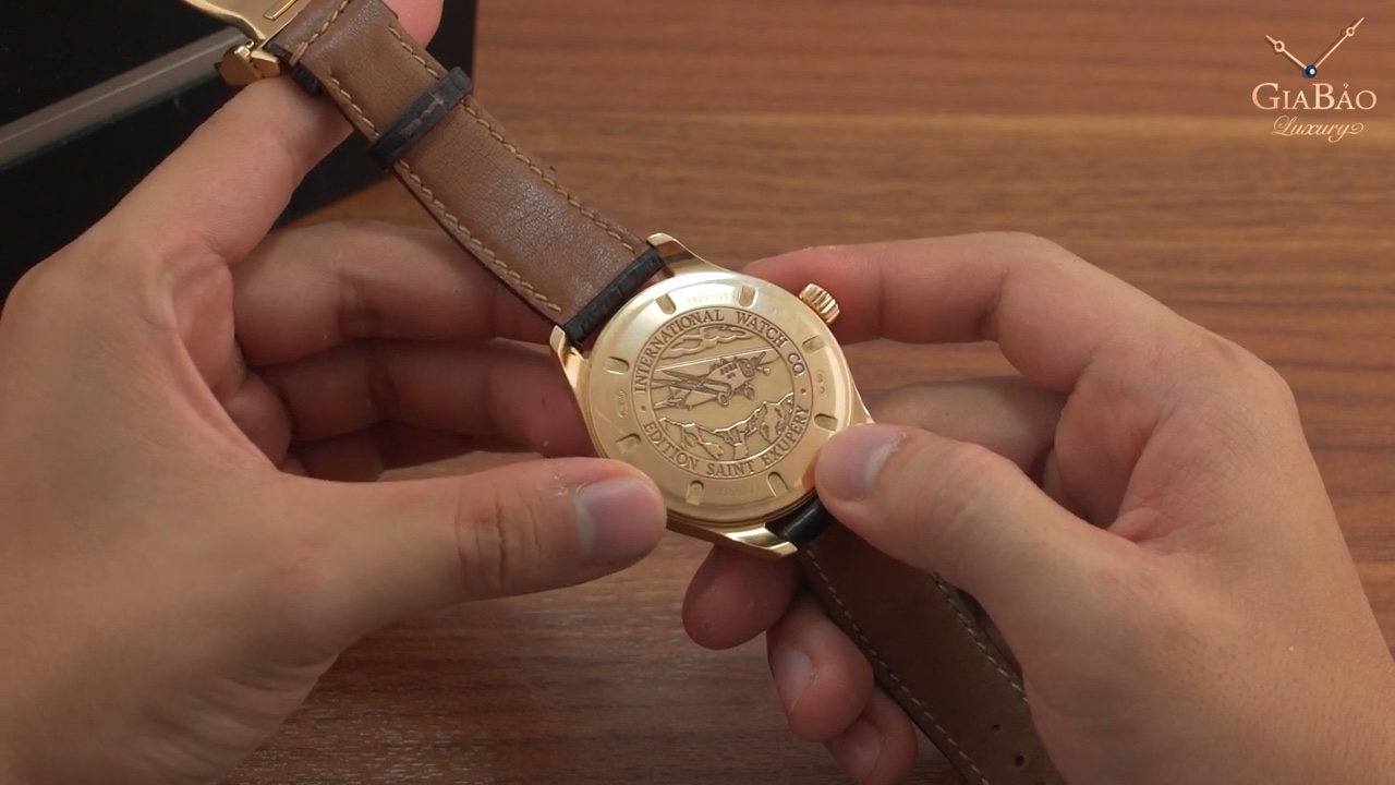 Dây da nâu và vỏ vàng hồng IWC UTC Saint-Exupéry