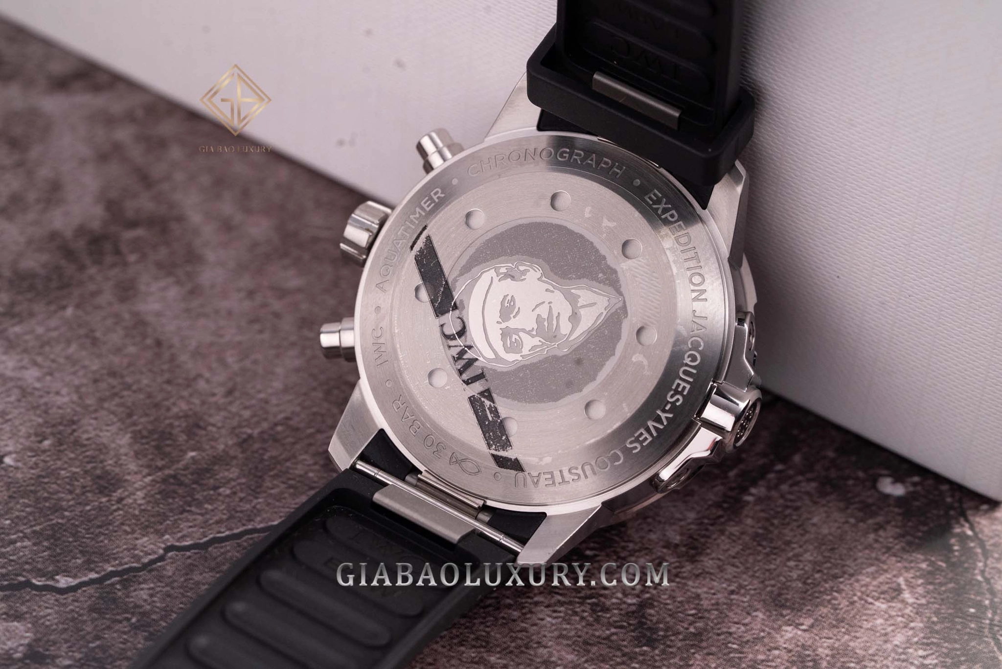 IWC Aquatimer Chronograph IW376805: đáy khắc chân dung Jacques-Yves Cousteau