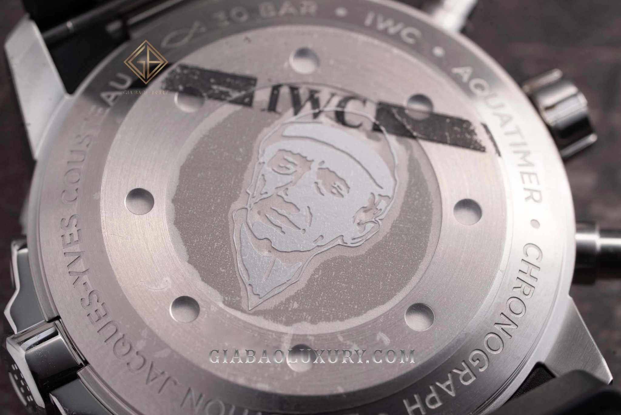 IWC Aquatimer Chronograph IW376805: cận cảnh hình khắc Cousteau trên đáy vỏ