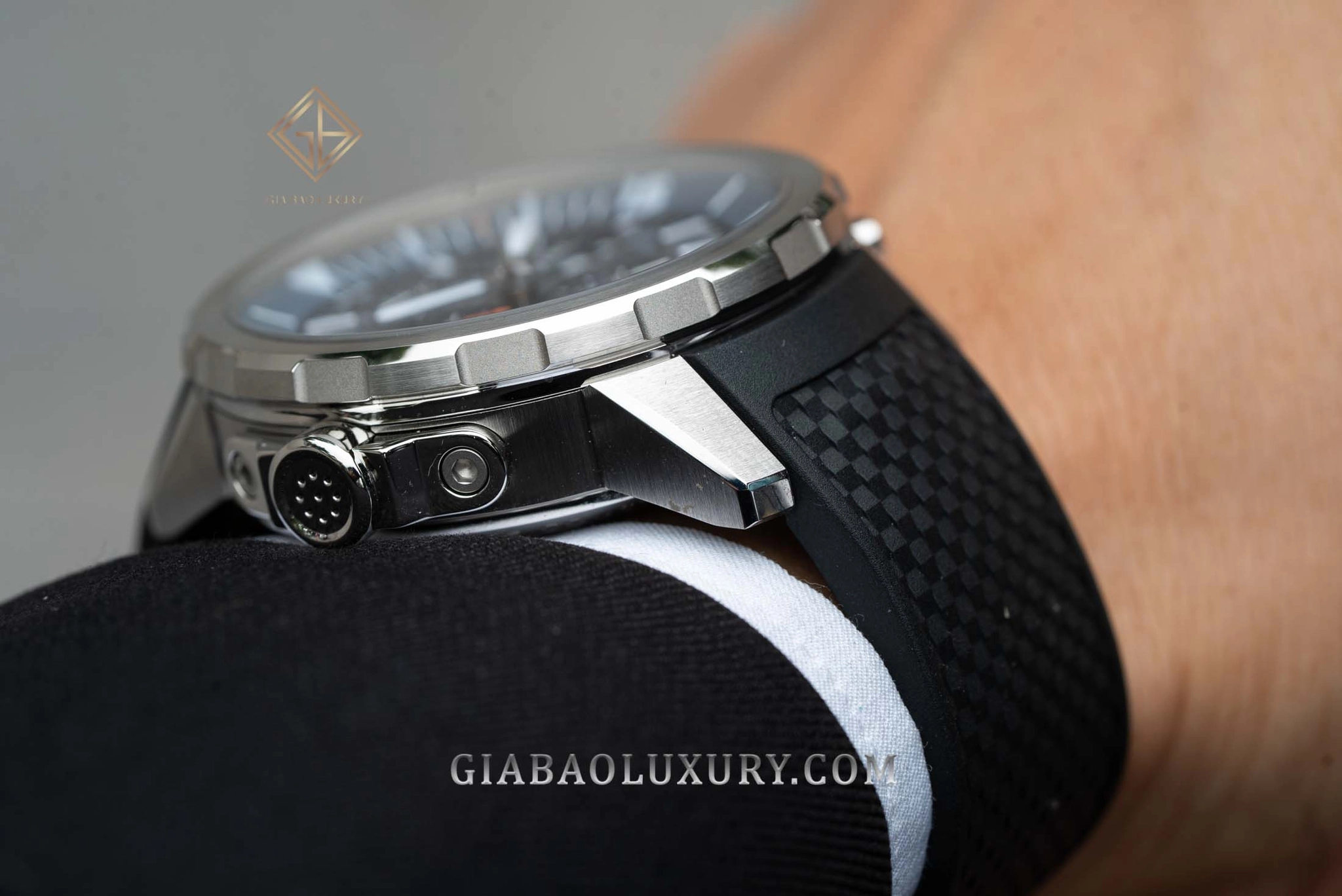 IWC Aquatimer Chronograph IW376805: núm điều khiển vành lặn SafeDive ở cạnh vỏ