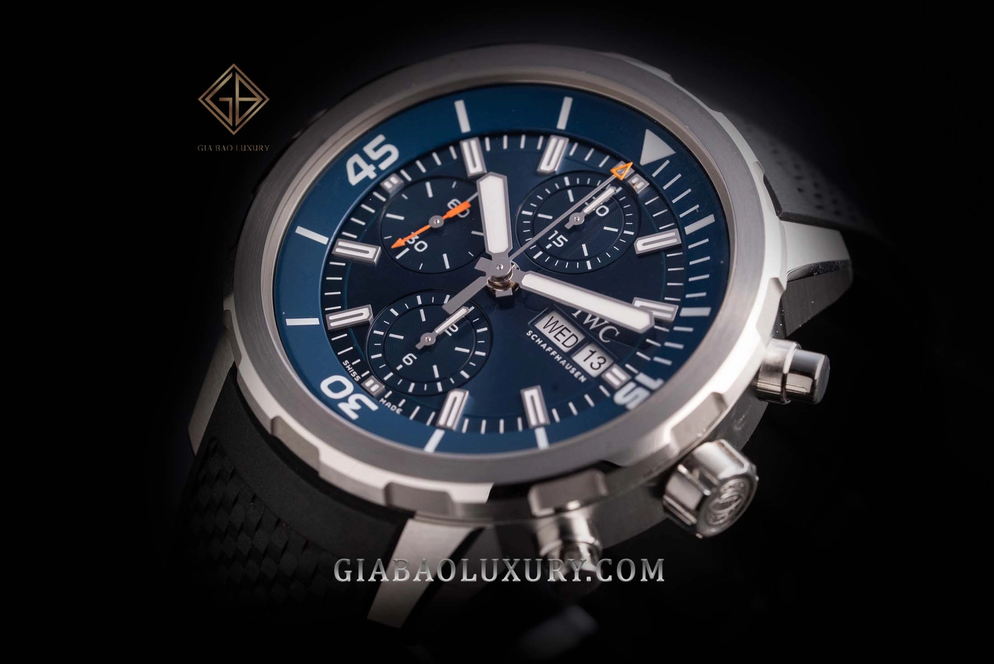 IWC Aquatimer Chronograph IW376805: mặt số xanh với vành lặn trong và ba mặt số phụ