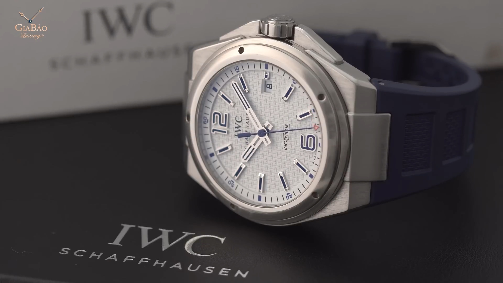 IWC Ingenieur Automatic Plastiki IW323608 với mặt số trắng
